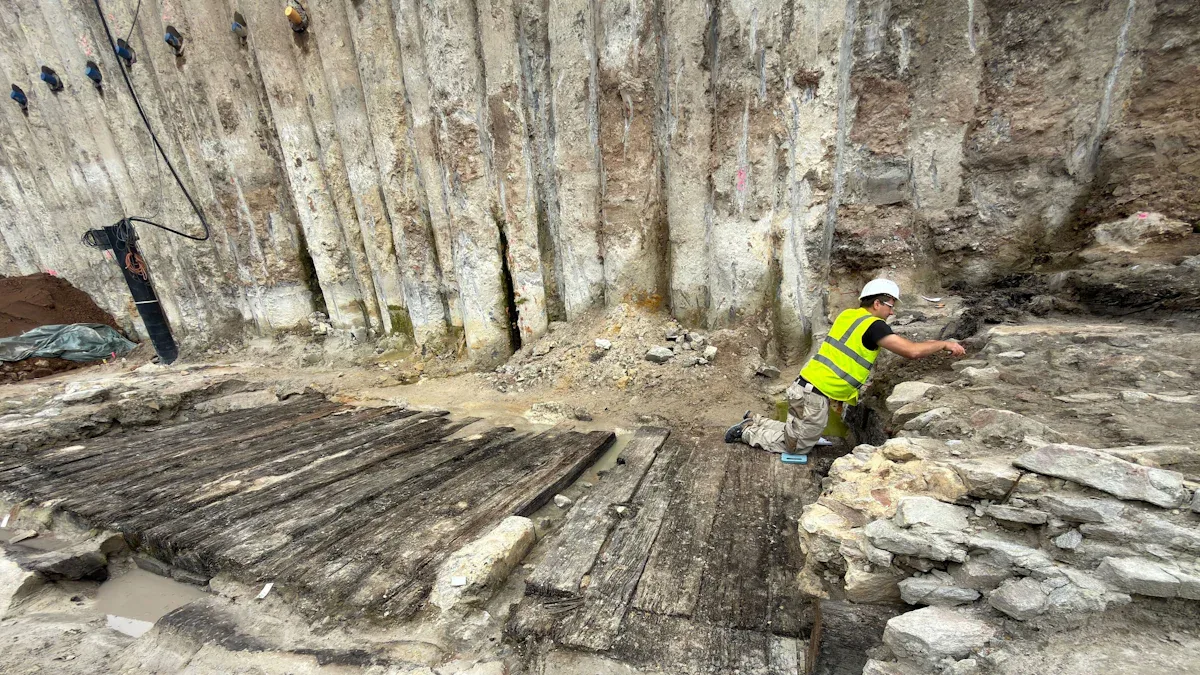 2.400 Jahre alte Festung am Mainufer: Kran birgt 250 Kilo schwere Eichenbalken in Aschaffenburg