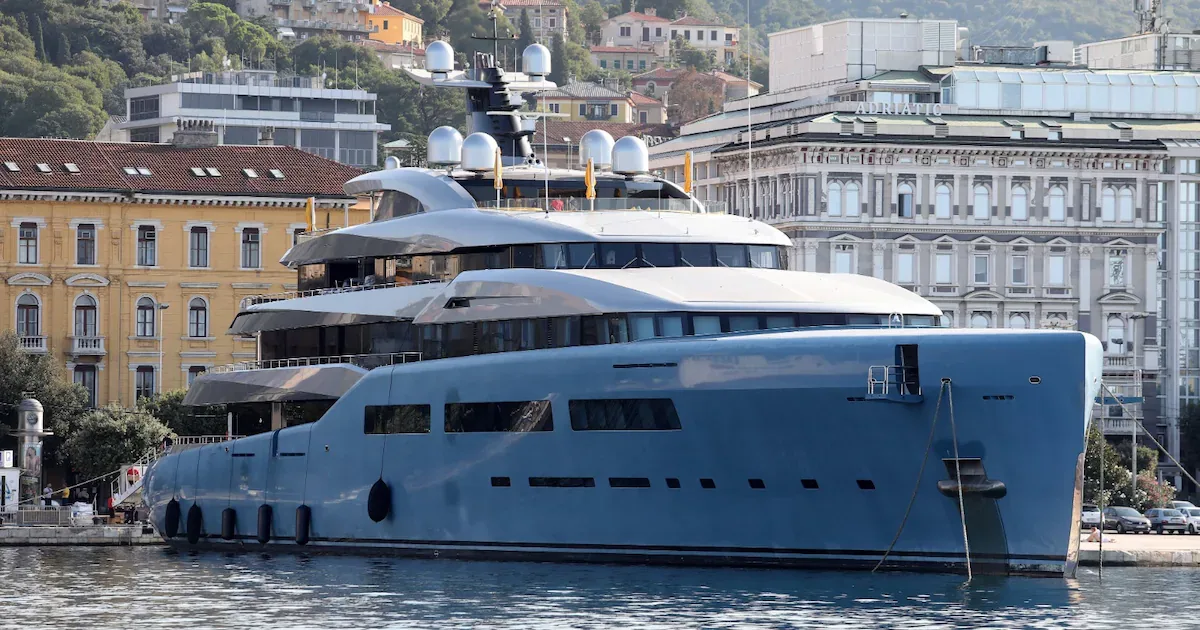 230-Millionen-Euro-Superyacht versperrt Meerblick: Urlauber in Devon wütend auf Joe Lewis