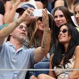 Abseits des Tennisfelds werden Brad Pitt und Ines de Ramon zur Hauptattraktion beim Frauenfinale der US Open, bei dem Aryna Sabalenka ihrer Kontrahentin Elena Rybakina unterliegt. Brad Pitt ist nicht der einzige Star, der sich das Sportspektakel aus nächster Nähe anschaut.
