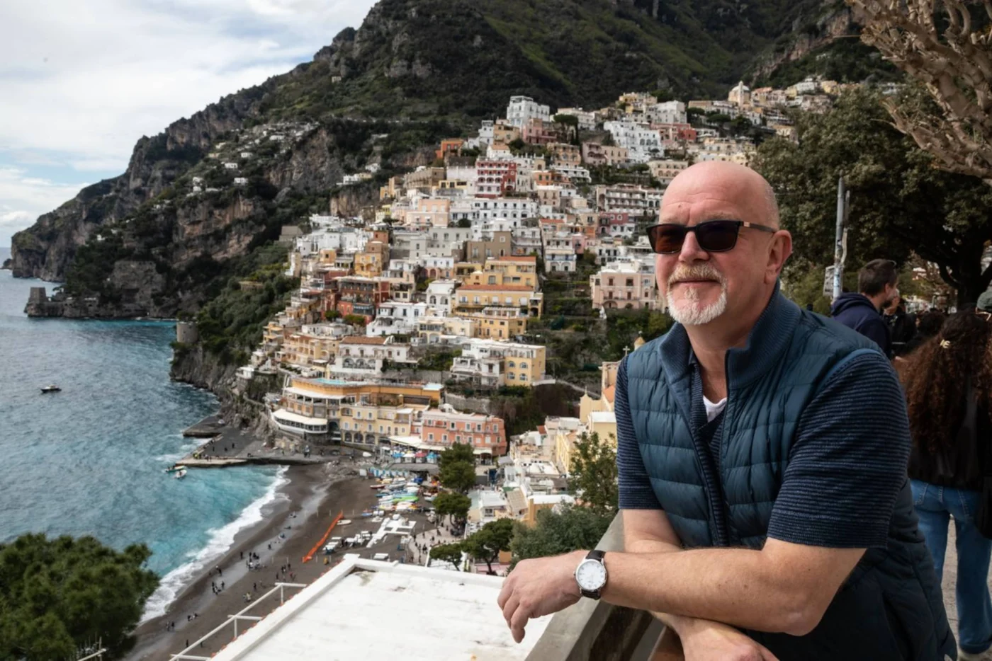 „Achtung Abzocke“-Experiment auf Mallorca zwingt Peter Giesel dazu, im Müll zu wühlen: „Luft anhalten!“