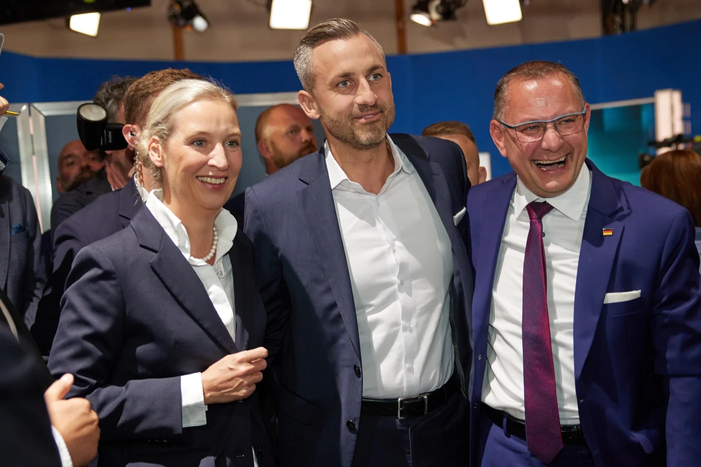 AfD Spitzenkandidat Ulrich Siegmund (m.) feiert nach Bekanntgabe des Wahlergebnisses mit den Parteichefs Alice Weidel (l.) und Tino Chrupalla (r.).
