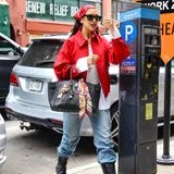 Alarmstufe Rot – zumindest modisch! Auf dem Weg ins Tonstudio in New York setzt Sängerin Dua Lipa bei ihrem Streetstyle ganz auf die Trendfarbe des Sommers. Zum roten Bandana kombiniert sie eine Zip-Jacke im gleichen Farbton, dazu eine lässige Jeans und coole Biker-Boots. Das eigentliche Highlight offenbart sich jedoch erst auf den zweiten Blick: Ihre schwarze Hermès Birkin ist mit Bag Charms und einem bunten Satin-Twilly ganz im Stil von Modeikone Jane Birkin geschmückt. Ein Look, der selbst auf dem Weg, um neue Songs aufzunehmen, beweist, dass die kleinsten Details oft den größten Mode-Eindruck hinterlassen.