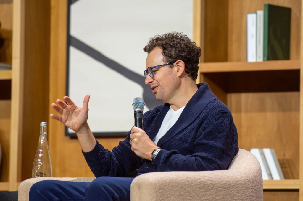 Amodei warnt vor Internet-Kollaps in 6 bis 12 Monaten: OpenAI und Musk fordern KI-Bremse