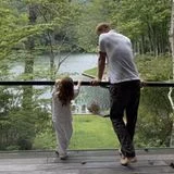 An einem See entspannt Prinz Harry gemeinsam mit Tochter Lilibet. "Er ist einfach der Beste. Alles Gute zum Geburtstag, mein Schatz", schreibt Herzogin Meghan zu den Aufnahmen.