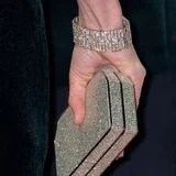 An ihrem Handgelenk findet sich zudem ein Schmuckstück wieder, das einst Queen Mary gehörte, später aber in den Besitz von Queen Elizabeth überging. Nach deren Tod scheint nun Catherine das Schmuckstück, das aus zahlreichen Diamanten besteht, ihr Eigen nennen zu dürfen.