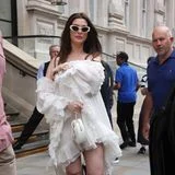 Anne Hathaway verlässt ihr Hotel in London, um ihren neuen Film "The Odyssey" zu promoten. Ihren Schwangerschaftsbauch verpackt sie dabei stylisch und fast gänzlich unsichtbar unter Lagen von Volants. Ihr kurzes Kleid arbeitet mit Volumen wie auch Schichten und steht ihr zusammen mit den Wildlederstiefeln einfach grandios.
