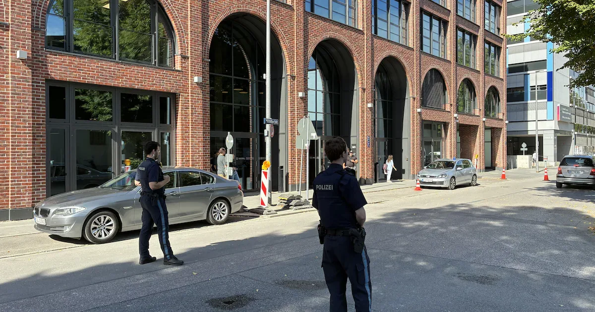 Anschlag vor Rohde & Schwarz in München: Brandsätze nachts aus Auto geworfen – 2 Festnahmen