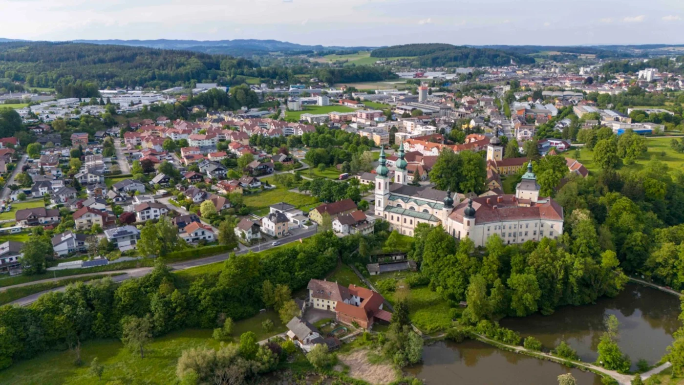 Attnang-Puchheim ist eine Gemeinde im Bezirk Vöcklabruck in Oberösterreich. Hier befindet sich auch der Kreuzungspunkt der Westbahn mit der Salzkammergutbahn.
