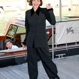 Auch Maggie Gyllenhaal setzt auf einen dunkelgrauen Anzug, ihr Blazer feierlich mit Samtkragen.