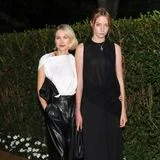 Auch Naomi Watts gehört zu der besonders prominenten Gästeschar und hat Tochter Kai Schreiber als Begleitung dabei. Während die Schauspielerin auf ein Ensemble aus Lederhose und extravaganter Bluse setzt, wählt das Model ein Set aus Nadelstreifen-Pants mit Überrock und ärmellosem Top zur großen Kreuzkette.