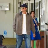 Auch Orlando Bloom setzt als Reiselook auf eine kleinkarierte Jacke und gemütliche Jeans. Sein Outfit wirkt nur deutlich sportlicher.