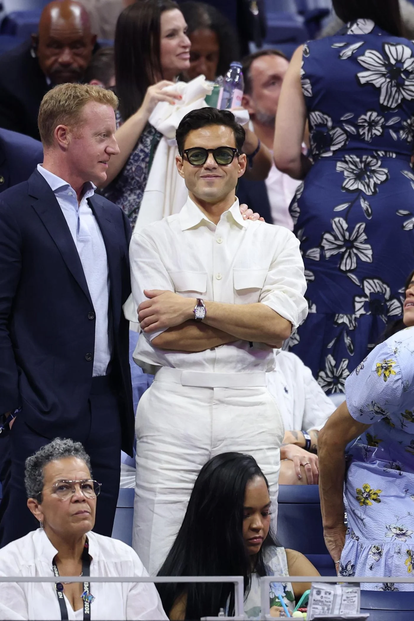 Auch Rami Malek ist für dieses Match extra ins USTA Billie Jean King National Tennis Center gekommen und scheint sichtlich amüsiert.