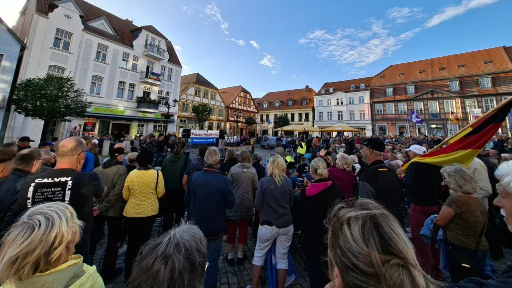 Auf dem Marktplatz in Waren kamen rund 800 Leute zusammen, um den Auftritt von Ex-ZDF-Mann Peter Hahne zu verfolgen.