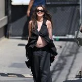 Auf dem Weg zu "Jimmy Kimmel Live!" zeigt sich Anne Hathaway mit freier Sicht auf ihre wachsende Babykugel. Zu einer fließenden Hose kombiniert die Schauspielerin ein verspieltes Rüschen-Top mit Cut-out unterhalb der Brust, das ihren Babybauch gekonnt in Szene setzt. Eine goldene Statement-Kette, schwarze Open-Toe-Pumps und eine große Sonnenbrille sorgen dafür, dass der Look komplett ist.