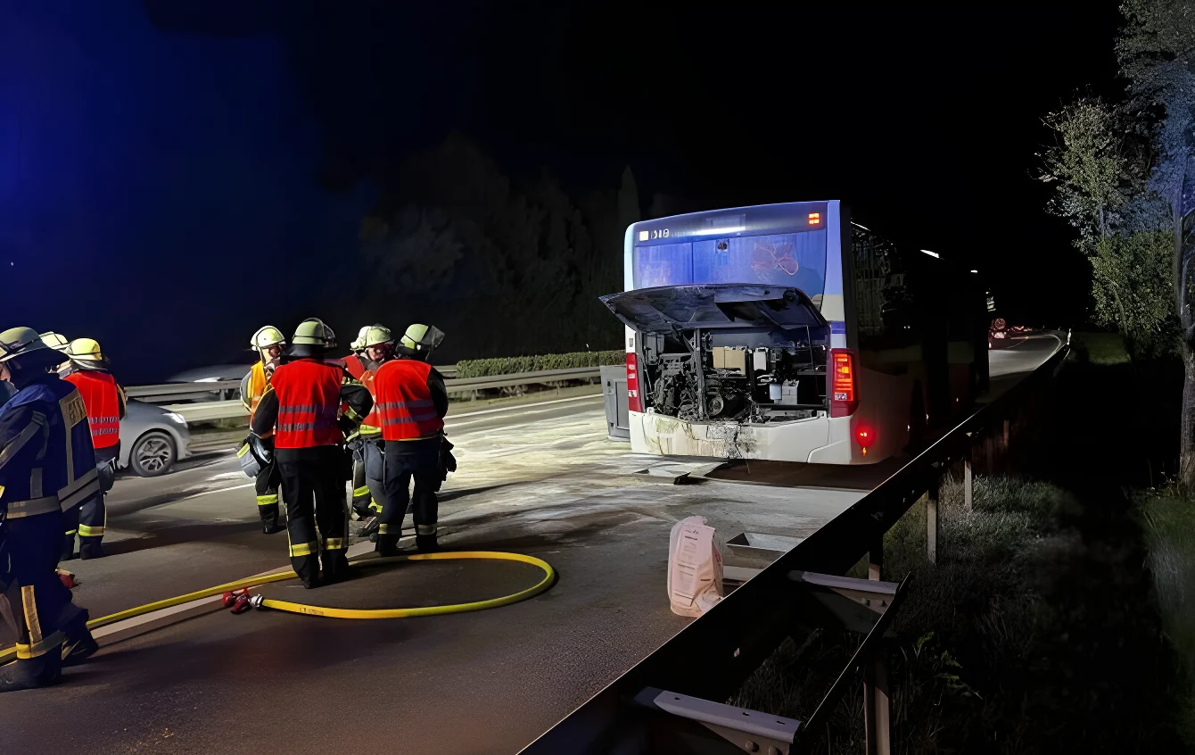 Auf der B29 zwischen Schorndorf West und Winterbach hat ein Bus gebrannt, im Einsatz ist die Feuerwehr Winterbach.