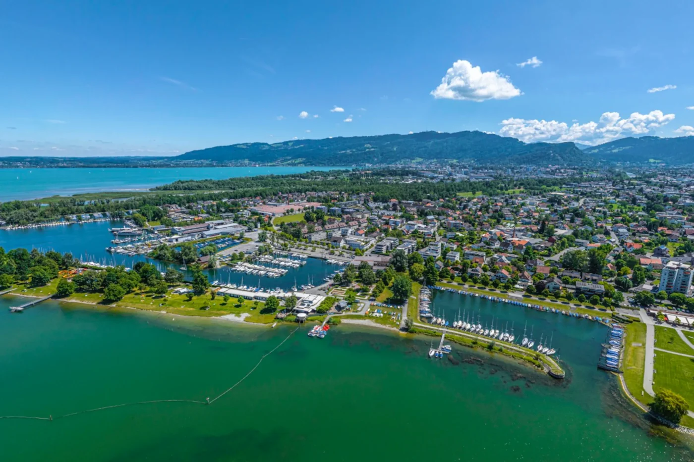 Ausblick von oben auf die Gemeinde Hard am Bodensee. Die Traditionsfirma Simplon hat hier ihren Hauptsitz (Archivbild).