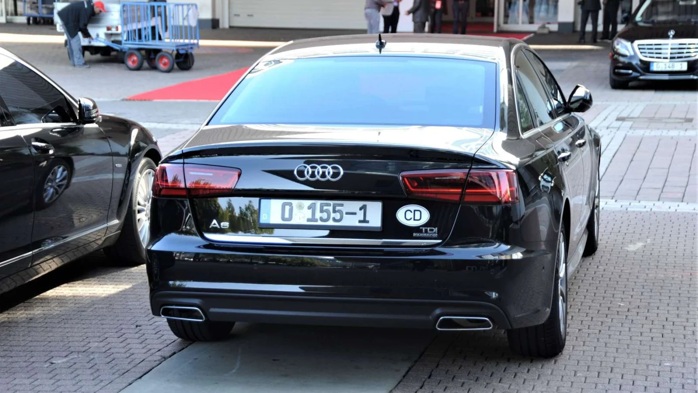 Auto mit Diplomatenkennzeichen.