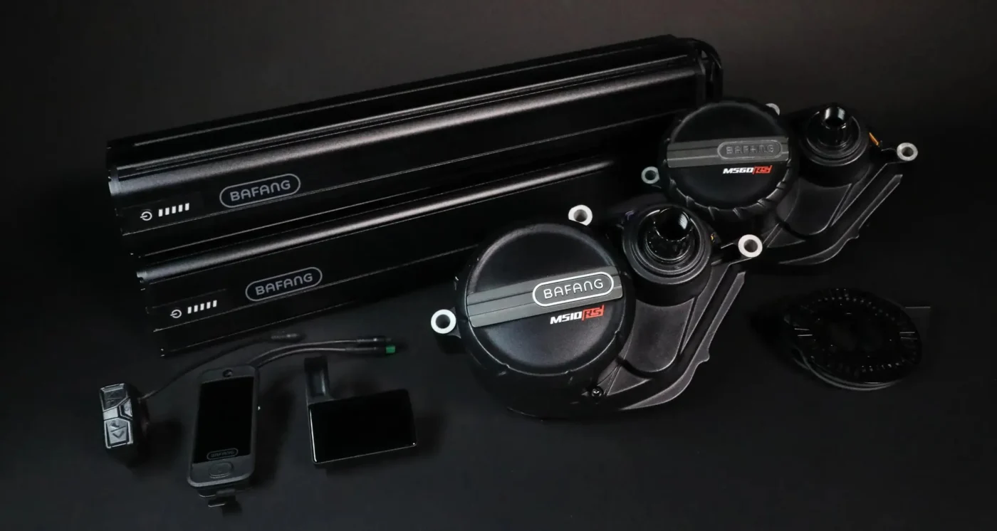 Bafang-E-Bike-Motoren M510RS und M560RS mit Akkus, Display und Bedienelementen.