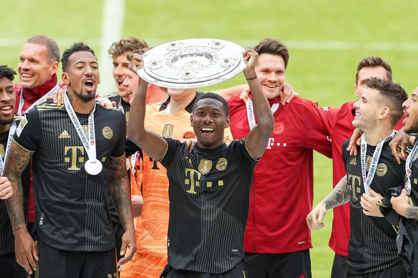 Bayern-Abschied 2021: David Alaba mit seiner letzten Meisterschale