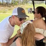 Bei all den Ausflügen und Aktivitäten bleibt auch Zeit, für einen niedlichen Vater-Tochter-Moment: Prinz Harry gibt Tochter Prinzessin Lilibet einen liebevollen Kuss.