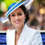 Bei der diesjährigen "Trooping the Colour"-Geburtstagsparade, zum 70. Thronjubiläum der Queen noch mal ein ganz besonderes Event, könnte Herzogin Catherine im weißen Alexander-McQueen-Look mit weiß-blauem Hütchen von Philip Treacy nicht großartiger aussehen. Und der Saphir-Diamant-Schmuck passt nicht nur farblich perfekt, Catherine hat diese wertvollen Stücke natürlich aus einem besonderen Grund für diesen wichtigen Tag ausgewählt.
