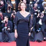Bei der Eröffnungsgala in Venedig findet die Weltpremiere des Films "Ink" statt. Als Präsidentin der Wettbewerbsjury legt Maggie Gyllenhaal ein besonders herzliches Lächeln auf, während sie sich in einem drapierten Kleid von Celine in Schwarzblau zeigt.