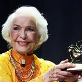 Bei ihrem Lächeln und den vielen Ketten zum sonnengelben Look verblasst selbst der Goldene Löwe neben Ellen Burstyn.