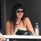 Beinahe unbemerkt verfolgt Dakota Johnson das Herrenfinale der US Open 2026. An ihrem markanten Pony und dem schönen Lächeln wird sie dann aber doch von den Fotograf:innen erkannt.