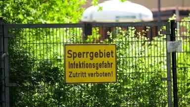 Berlin: Ein Schild mit der Aufschrift «Sperrgebiet Infektionsgefahr - Zutritt verboten!» ist auf dem Charité-Gelände an einem Zaun angebracht.