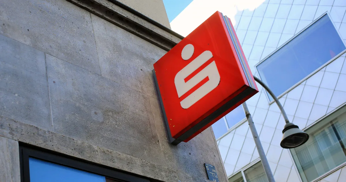 Betrug bei der Sparkasse: Kriminelle fälschen S-pushTAN-Mails und Bank-Rufnummern