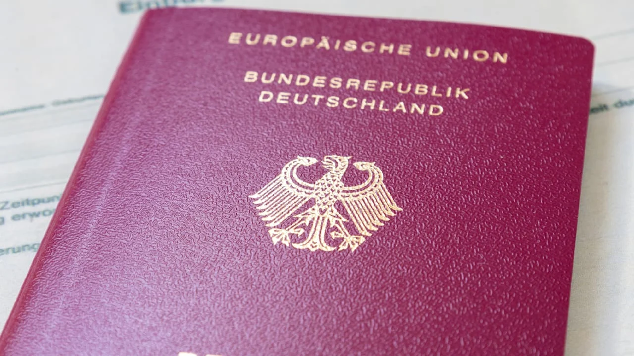 Betrug mit NS-Wiedergutmachung: 32 Verdächtige erschleichen sich deutsche Pässe