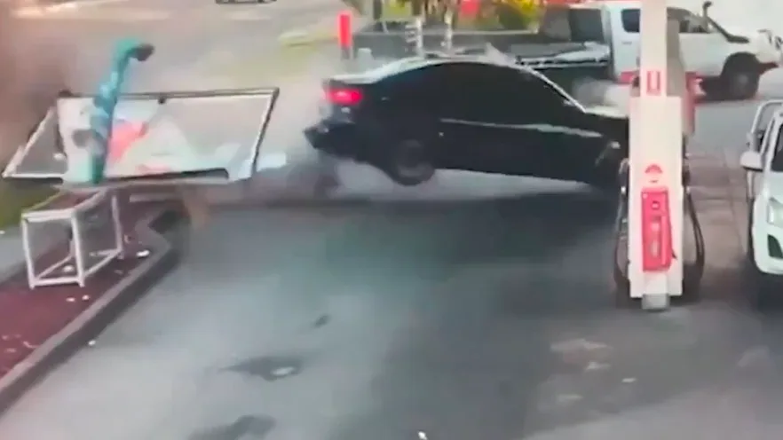 BMW rast in Tankstelle in Sydney: Fahrer entgeht Katastrophe nur knapp