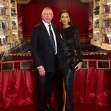 Boris Becker und seine Frau Lilian de Carvalho Monteiro genießen drei Monate nach der Geburt ihrer Tochter Zoë Vittoria eine Date-Night zu zweit – und das zu besonderem Anlass. In ihrer Wahlheimat Mailand werden die olympischen Winterspiele unter anderem in der Scala eröffnet und die Beckers feiern mit! Während der Ex-Tennisprofi auf einen dunkelblauen Anzug zur gestreiften Krawatte setzt, posiert Lilian in einem eng anliegenden Kleid in schimmerndem Smaragdgrün mit raffinierten Cut-Outs. Accessoires – darunter große Ohrringe und eine geflochtene Clutch – der italienischen Luxusmarke Bottega Veneta runden den festlichen Look ab.