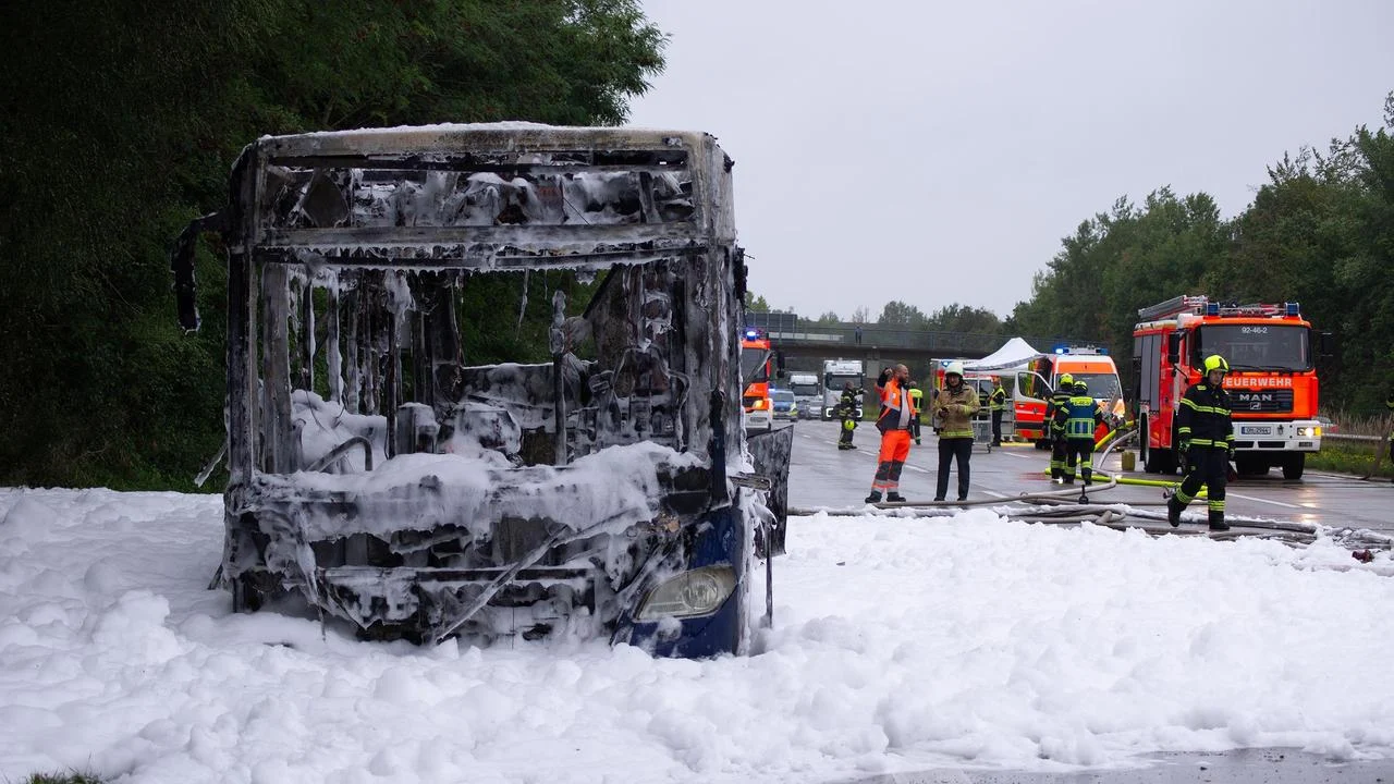 Busbrand auf der A1 bei Lübeck: Fahrzeug brennt komplett aus – Vollsperrung