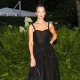 Carolyn Murphy überzeugt im schlichten Partylook und wählt für das große Jubiläum von Michael Kors Collection ein schwarzes Sommerkleid aus Spitze mit Herzausschnitt und breiten Trägern, die ihre trainierten Arme zur Geltung bringen. Dazu stylt das 90s-Supermodel spitze Heels und eine längliche kleine Tasche zu natürlichem Make-up.