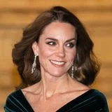 Catherine, Princess of Wales, ist dafür bekannt, verstorbenen Mitgliedern der britischen Königsfamilie in Form von Schmuck ihren Tribut zu zollen. Bei der Royal Variety Performance in der Royal Albert Hall macht sie keine Ausnahme. Zu ihrem samtgrünen Kleid kombiniert sie die "Greville Chandelier"-Ohrringe, die einst der Queen gehörten.