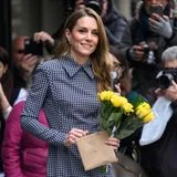Catherine, Princess of Wales, ist eine Meisterin der Tribute. Bei ihrem Termin in London, bei dem sie eine Charity-Einrichtung besucht, die sich für die mentale Gesundheit von Kindern einsetzt, ist es deshalb nicht verwunderlich, dass sie ein verstorbenes Familienmitglied ganz nah bei sich trägt. Die Saphir-Ohrringe gehörten einst Prinzessin Diana. Nach ihrem Tod gingen diese in den Besitz von William über, der aber wenig Verwendung dafür findet. Sie passen perfekt zu ihrem Verlobungsring, der ebenso einst an Dianas Finger prangte.