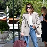 Claire Foy gehört zu den ersten Stars, die für die Eröffnung der 83. Internationalen Filmfestspiele nach Venedig strömen. Mit beigekariertem Blazer zur locker sitzendem Bootcut-Jeans und der burgunderoten Tote Bag mit Flecht-Optik von Bottega Veneta könnte sie bei ihrer Ankunft im hochfrequentierten Hotel Excelsior kaum lässiger rüberkommen.