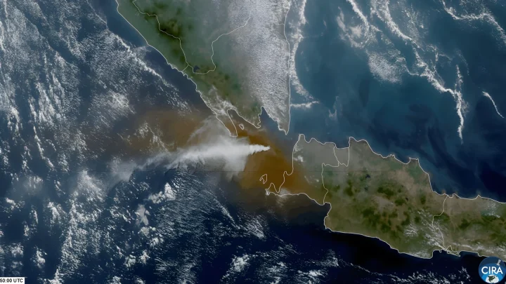 2.300 Flüge gestrichen: Vulkan Anak Krakatau blockiert 270.000 Passagiere in Indonesien