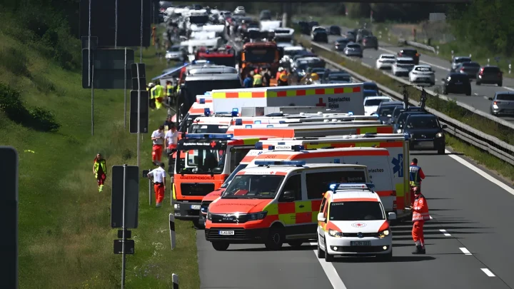 20 Verletzte nach Unfall auf der A3: Auto kracht in Reisebus voller Senioren
