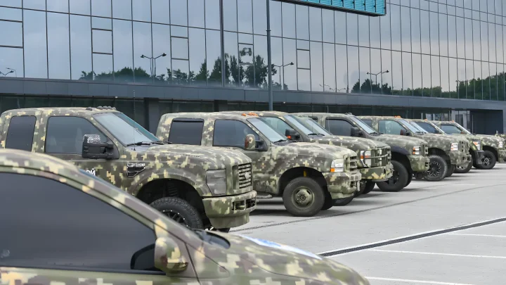 5.000 neue Pick-ups für die Front: Ukraine spart durch Großausschreibung 38,5 Millionen Euro