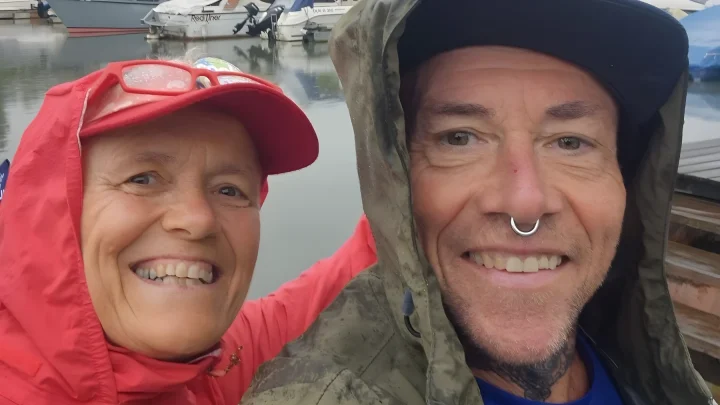 7 Kühlboxen auf nur einem Kilometer: Stand-up-Paddler zieht Müllberge aus dem Rhein