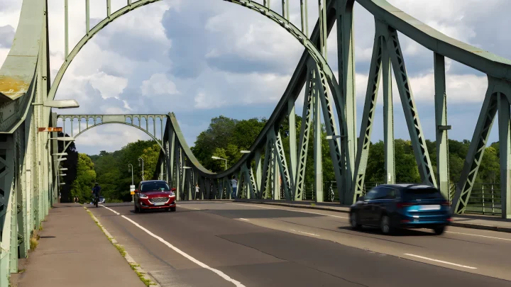 9 Monate Vollsperrung: Autofahrer kauft Zweitwagen, um 60 Minuten Umweg zu vermeiden