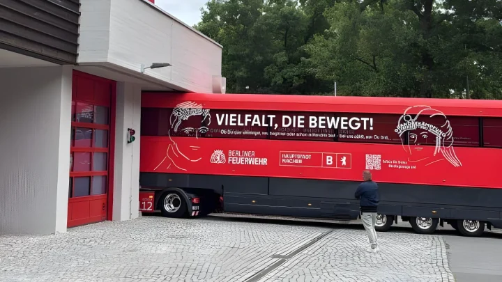 900.000-Euro-Werbetruck der Berliner Feuerwehr bleibt an Wache Wannsee stecken