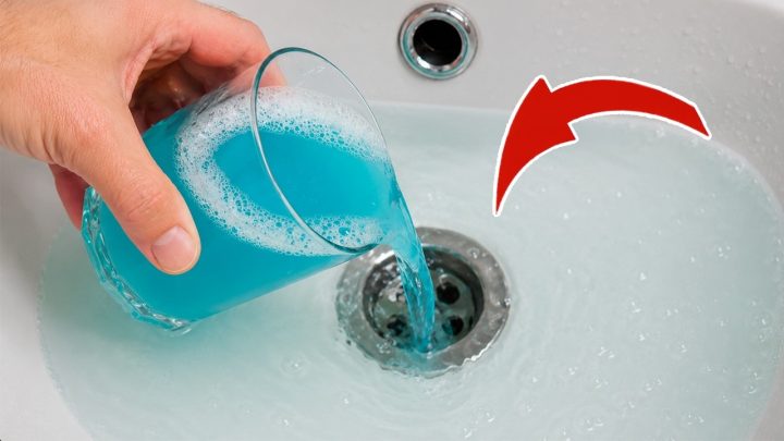 Abfluss stinkt oder verstopft? Diese Hausmittel lösen Fett und Gerüche sofort
