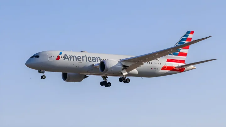 American Airlines: Passagier greift nach 2 Stunden Flug Nachbarn an – mit Klebeband gefesselt