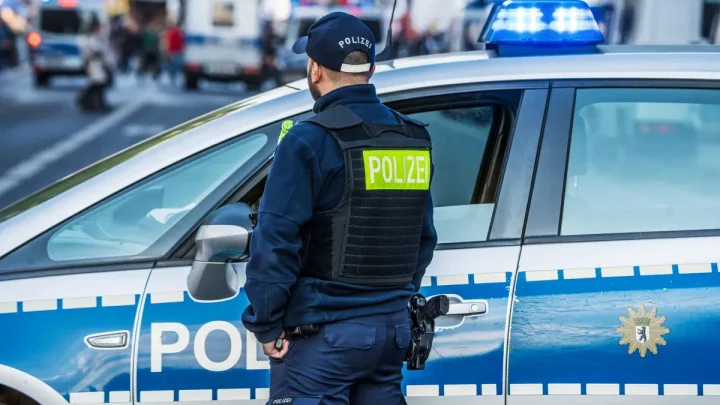 Berlin-Friedrichshain: 19-Jähriger zieht Waffe vor laufender ZDF-Kamera