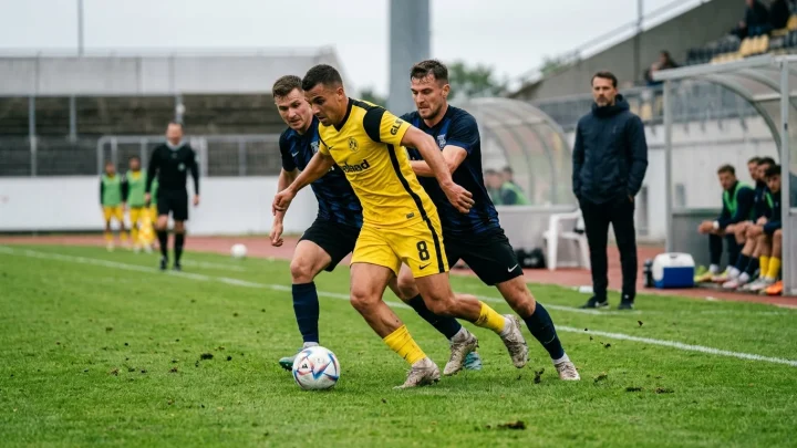 Fußballer von Borussia Dortmund und SC Paderborn im Zweikampf während eines Testspiels