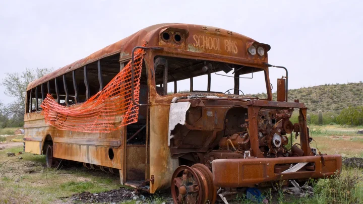 Ausgebrannter Bus auf dem Standstreifen der Autobahn A1 bei Lübeck