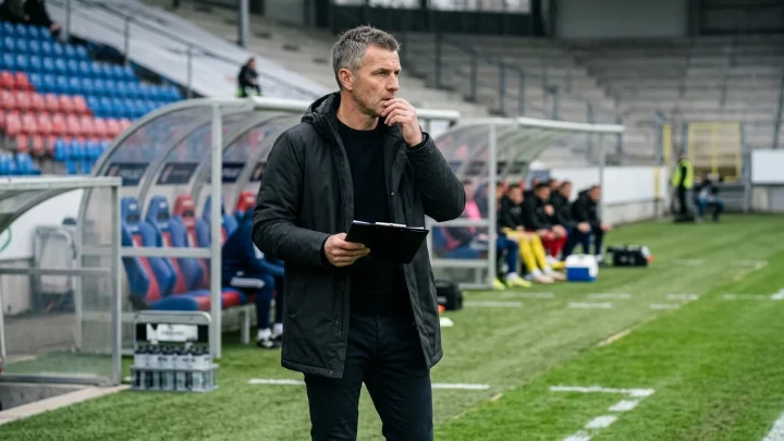 Fußballtrainer Christian Titz an der Seitenlinie im Stadion